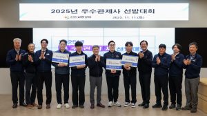 (왼쪽부터 임채식, 심민규 우수관제사, 백두진 최우수관제사, 서성모 우수관제사).